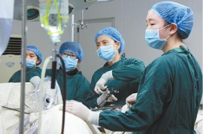 李斌教授(右二)在达州紫荆医院手术写为患者进行手术.