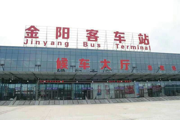 位于西南商贸城金阳客站大门