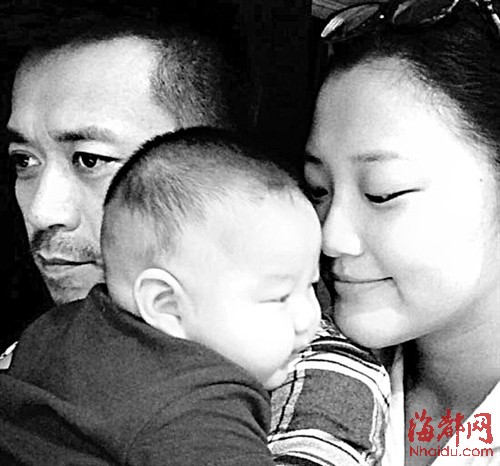 王学兵与第三任妻子,一家三口照