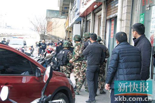 ■3月11日下午,武警安徽省总队六安市支队与公安特警一起对网吧进行封控。新华社发