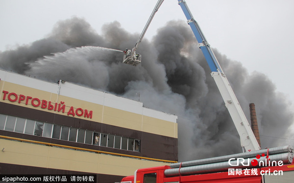俄罗斯一商贸中心发生大火 浓烟遮蔽天空(高清