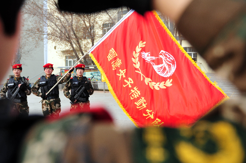 图为“雪鹰女子特勤分队”成立授旗现场。本报记者 潘从武 通讯员 范昕羽 摄