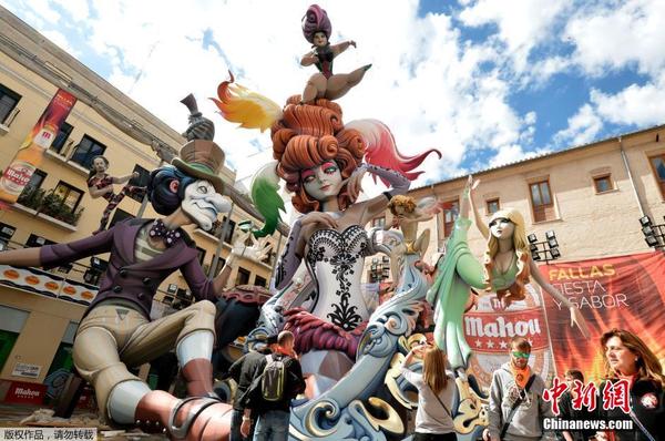 西班牙庆祝火祭节 巨型玩偶惹人注目|庆祝|雕塑