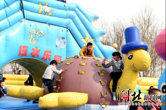 孩子们在隆尧县柏人公园娱乐中心游玩。河北日报、河北新闻网记者赵永辉摄