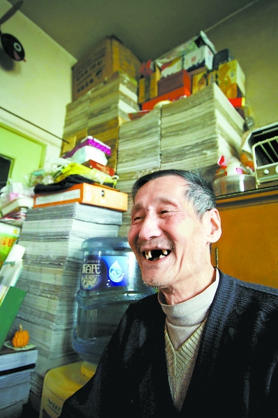 高兴武老人30年晚报舍不得扔一张|老人|退休