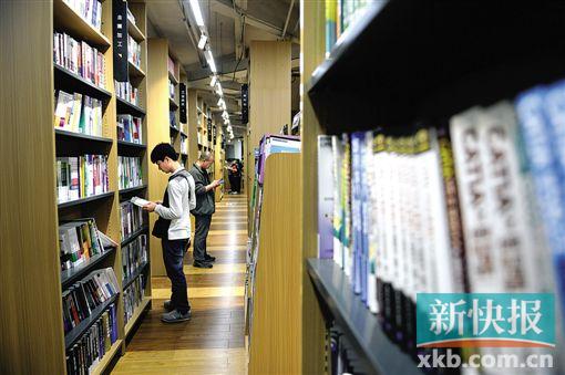 ■升级后的购书中心,地面铺上了木地板,阅读环境变好了。