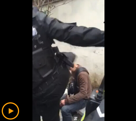 视频截图:身穿特勤服装的男子脚踢被打男子后脑