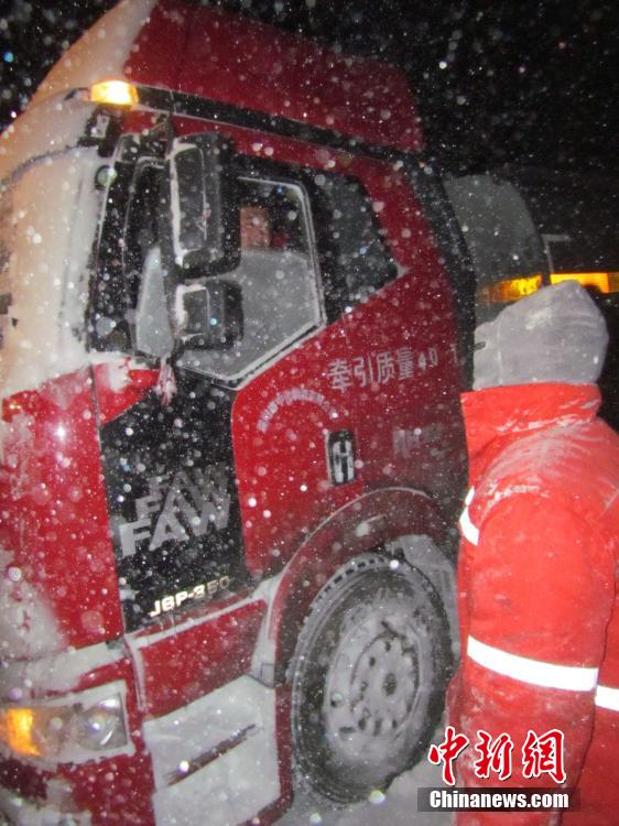 　　图为一名被救司机摇下车窗向参与抢险的养路工表示感谢。中新社发伍雪梅 摄