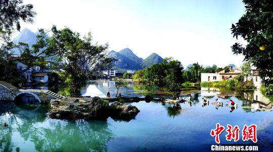 资料图:广西宜州乡村风貌——水美天蓝的清潭村。 徐国环 摄