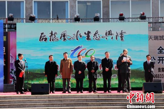 大型庆祝活动现场仪式。　石峥　摄