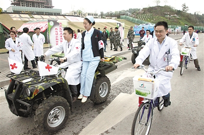 昨日，西南医院野战救护摩托车亮相马拉松现场。西南医院供图