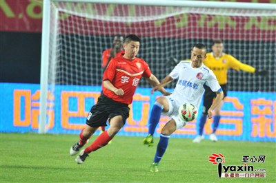 肖开提·亚力昆(图右) 亚心网记者 李瑞摄