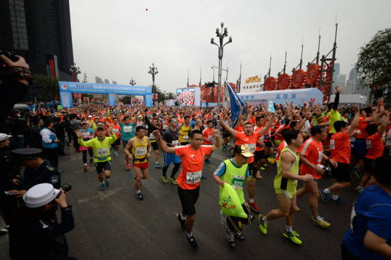 2015重庆马拉松开跑 数万跑者冲击个人最好成