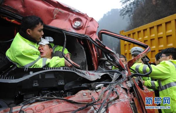 陕西:众人出手相救 事故司机转危为安|驾驶室|交