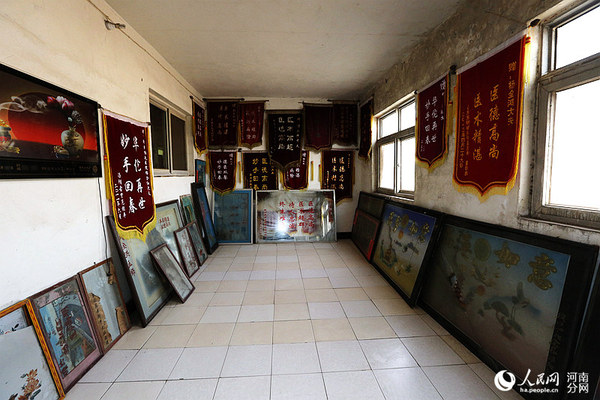 三间房间里摆满了锦旗