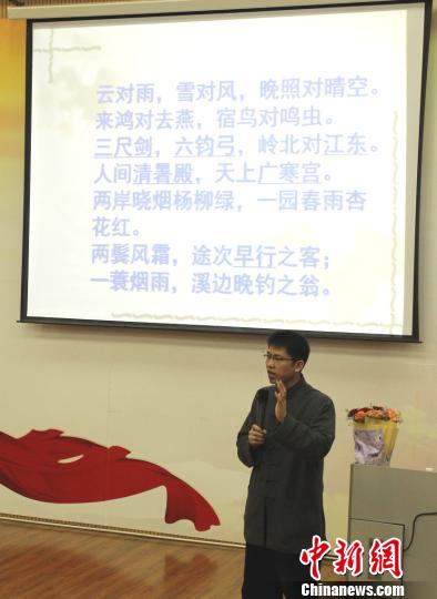 南宁一公立学校语文教学仿古 以歌唱方式教国