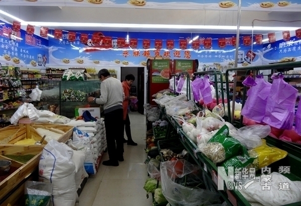 两位村民在社区超市内采购（张磊 摄）