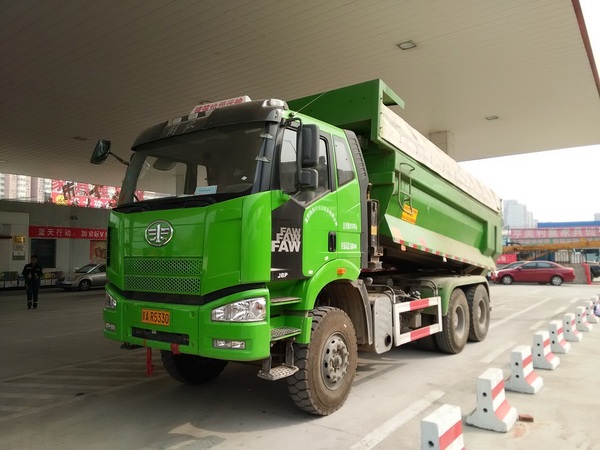 　　等待加注尾气清洁液的柴油车 于泳摄