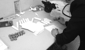 工作人员清点成堆的硬币■本组图片由银行供图