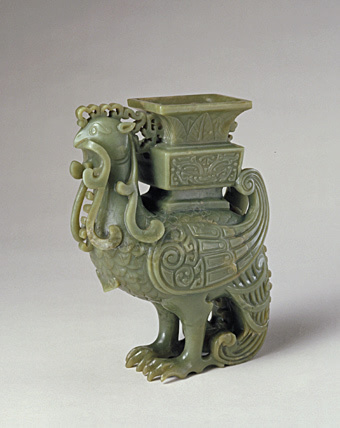 4、青玉天鸡尊，清，高21cm。 天鸡尊以整块青玉琢成，玉质局部有黄色沁