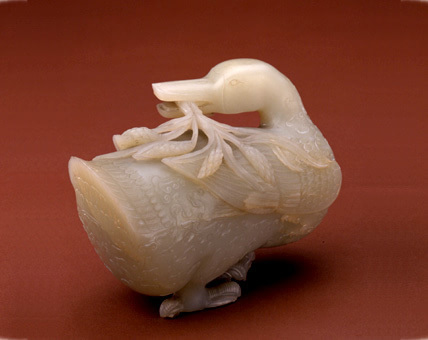 　　54、青玉回首鸭，清，长15cm，宽6cm，高10.5cm。