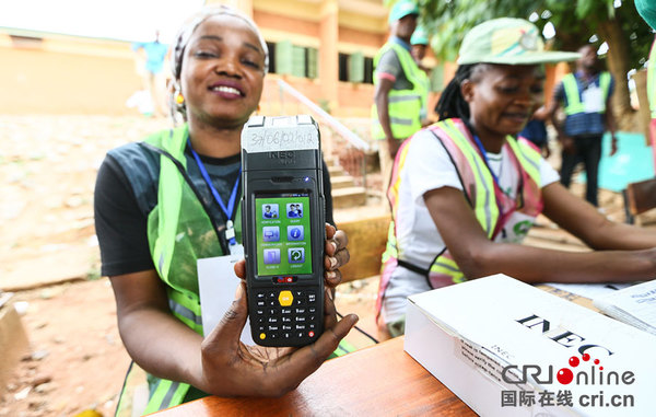 尼日利亚大选投票平稳进行 电子读卡器带来选