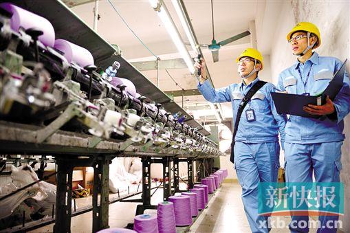 ▲东莞大朗供电分局上门了解毛织企业用电情况。 许思雅/摄