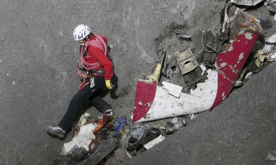 　　一名法国搜救人员利用攀岩装备搜寻飞机残骸。（图片来源：路透社）