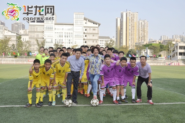 重庆:校园足球嗨翻凤鸣山中学体艺节 哈维用