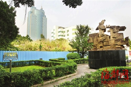 左海公园大门旁边,有一大片围挡围起来的空地,里面长满了杂草