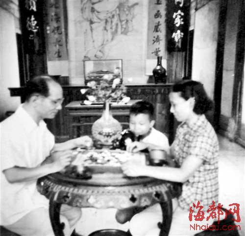 1965年大光里15号堂厅里，郑子端在母亲的陪伴下和父亲下棋