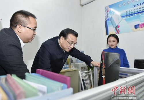 2014年11月19日，李克强总理到访义乌一家网店。中新社刘震摄