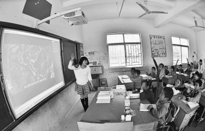 岭头小学教师林阿煌用“班班通”设备进行教学。