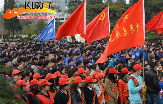 邯郸:团市委、市青协开展清明节祭扫陵园活动