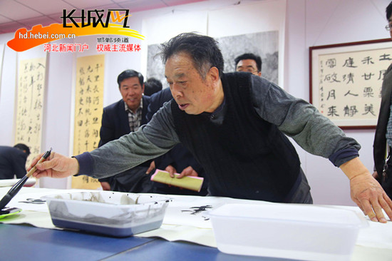 赏析现场作品。陈树林 摄