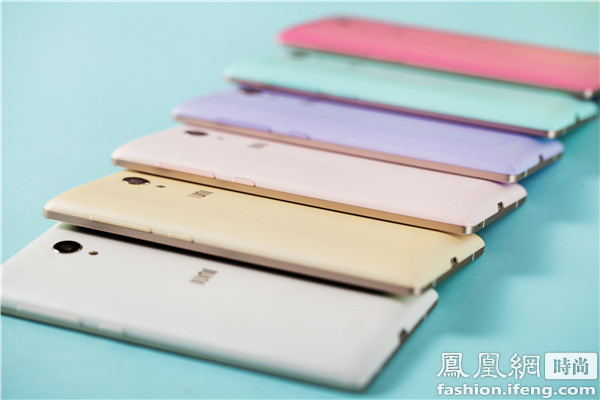 沈梦辰倾力主持艾优尼泡芙小姐手机发布会气质