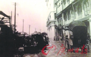 1915年洪灾,水漫广州长堤,灾民街头行船。(资料图片)