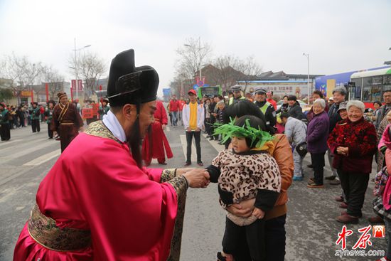 “包公”和游客亲密接触