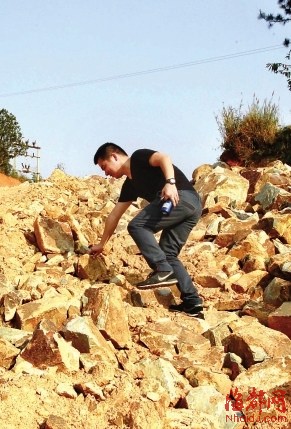 建设中的闽清北站,附近道路十分崎岖,记者“翻山越岭”才到达