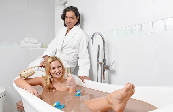 &ldquo;最天才的花花公子&rdquo;兰博与女友福林的合影，后者正享受上万英镑的复活节礼物：巧克力奶浴。（网页截图）