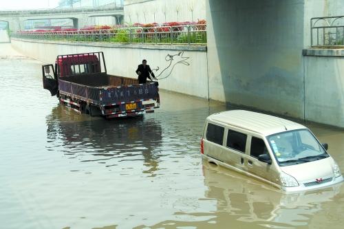郑州下雨中巴车被淹 10多名乘客游上岸|货车