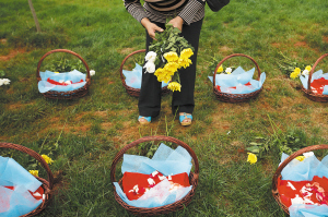 生态葬完成后,亲人上前献花悼念 记者 孟祝斌