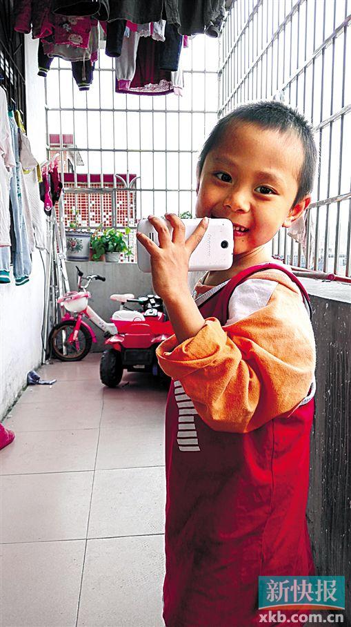 ■小朝隽十分活泼好动,很喜欢玩爸爸手机里的游戏。