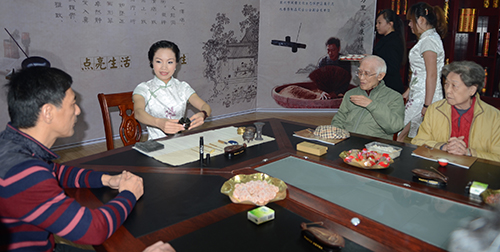 台湾“乡愁”诗人余光中边品香边看香道表演（苏福彬  摄）