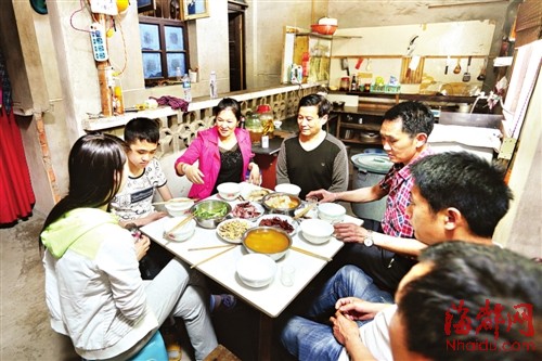 小恒（左二）十三年中第一次和父母（中）吃上团圆饭