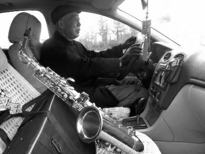 滚动新闻  原标题:65岁患癌老翁乐活人生 上午吹萨克斯下午散步跳舞