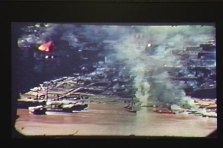 　　轰炸中渝中半岛燃起熊熊大火