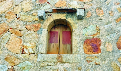 石头厝的窗户，形状像碉堡。 王凤山 摄