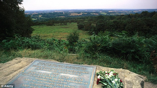 神奇的阿什当森林纪念板上记录着艾伦·亚历山大·米尔恩（A.A. Milne）的生平及其受人喜爱的作品。