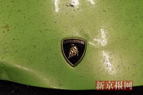 受损严重的兰博基尼。新京报记者 浦峰 摄